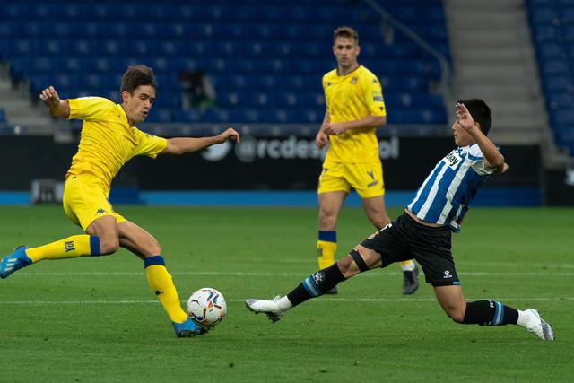 本坦库尔女友社媒晒图：祝大家圣诞快乐